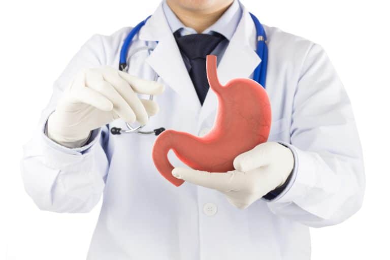 seccion-media-de-una-persona-con-sombrero-de-pie-contra-un-fondo-blanco